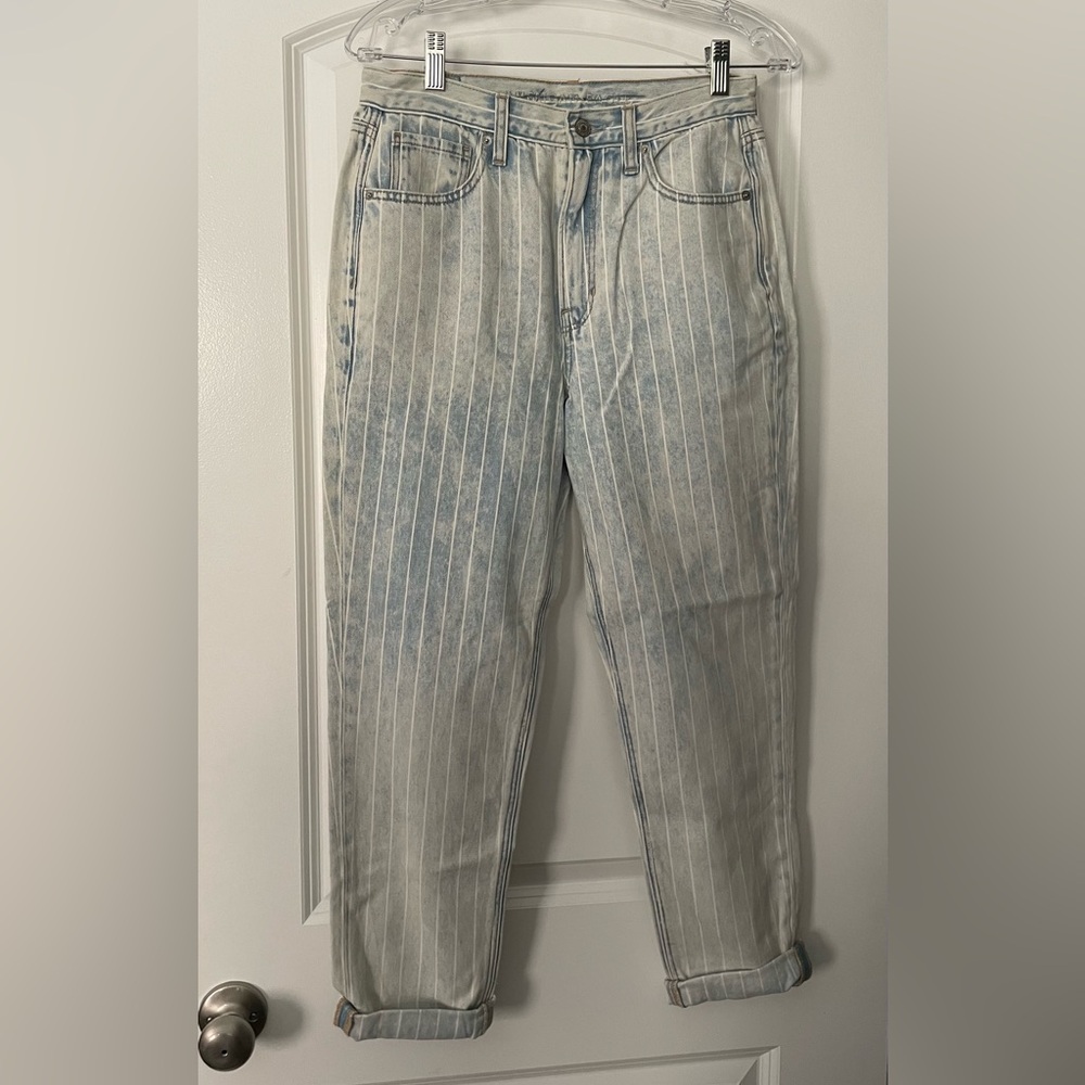 AMERICAN EAGLE LIGHT BLUE PINSTRIPE DISTRESSED MOM JEANS - SIZE 6 REGULAR!